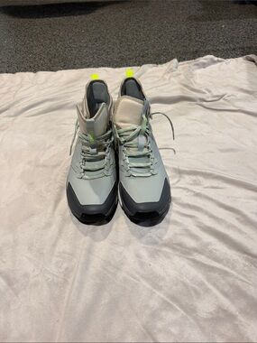 Men's Light Gray Athletic Sneakers with Neon Yellow Accents
